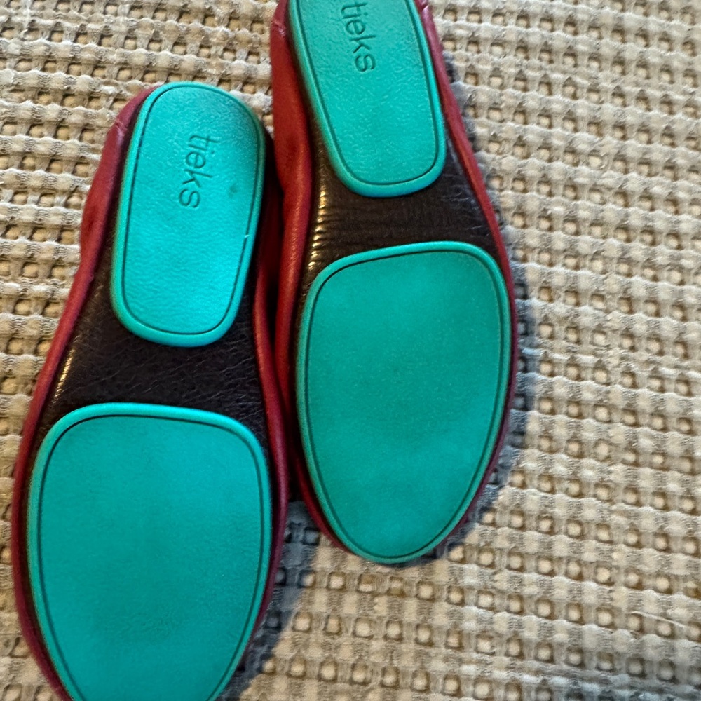 Tieks Poppy Size 8 Red Flats - Picture 2 of 4